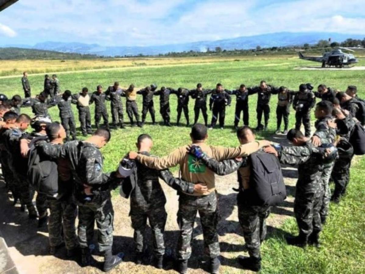 Antes de cada salto los paracaidistas se encomiendan a Dios, realizan una oración grupal. Foto: Cortesía FF AA