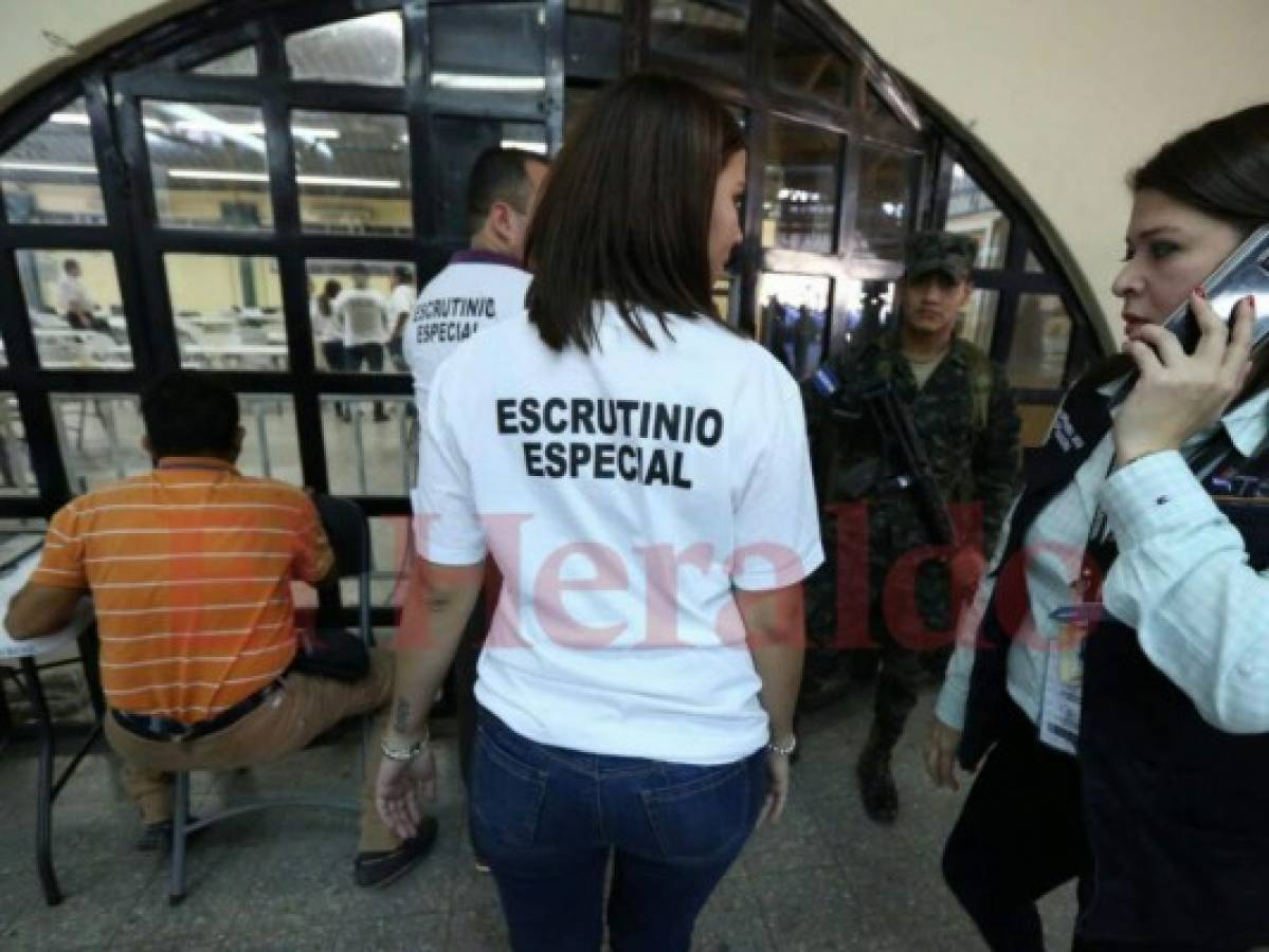 Delegados de partidos políticos observadores en el TSE para iniciar con el escrutinio especial de actas