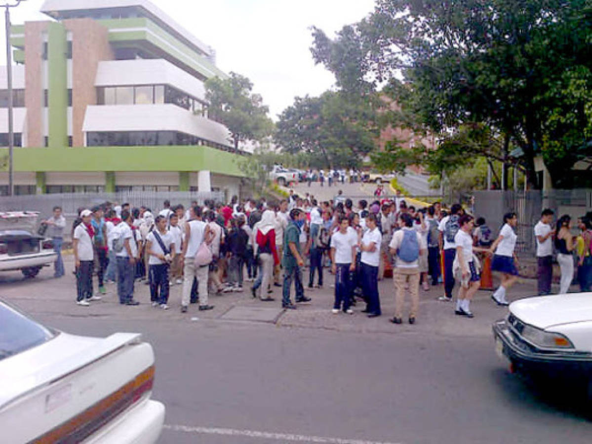 Estudiantes protestan en capital de Honduras por suspensión del bono de transporte