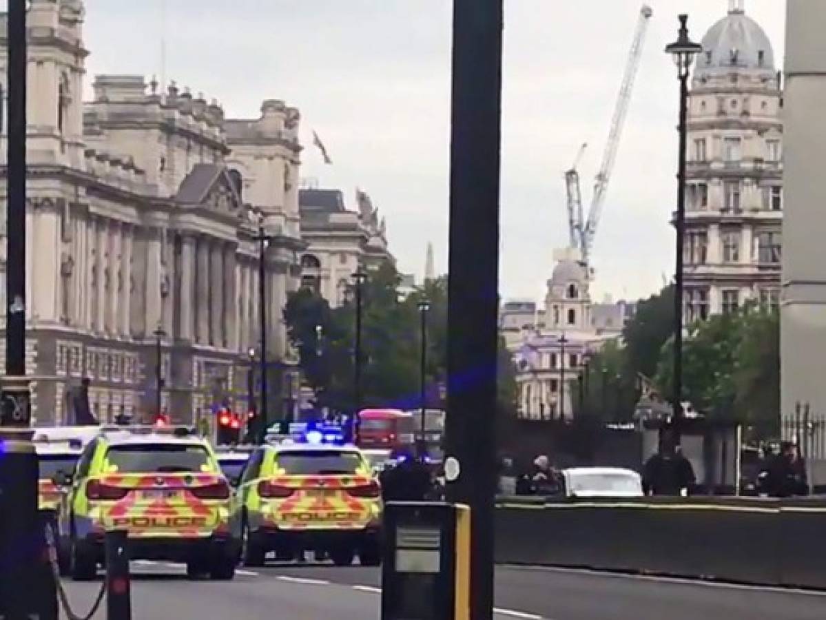 Automovilista causa varios heridos en posible ataque terrorista ante el parlamento británico