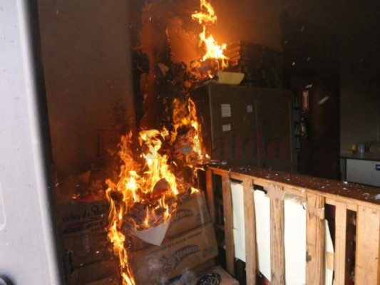 Varios documentos de la Alcaldía Municipal se prendieron en llamas.