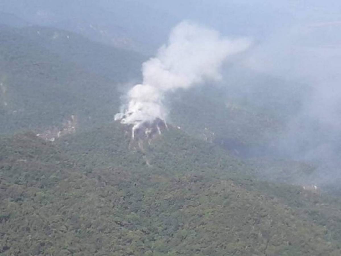 Extraño humo que sale de la montaña Pico Bonito alarma a hondureños