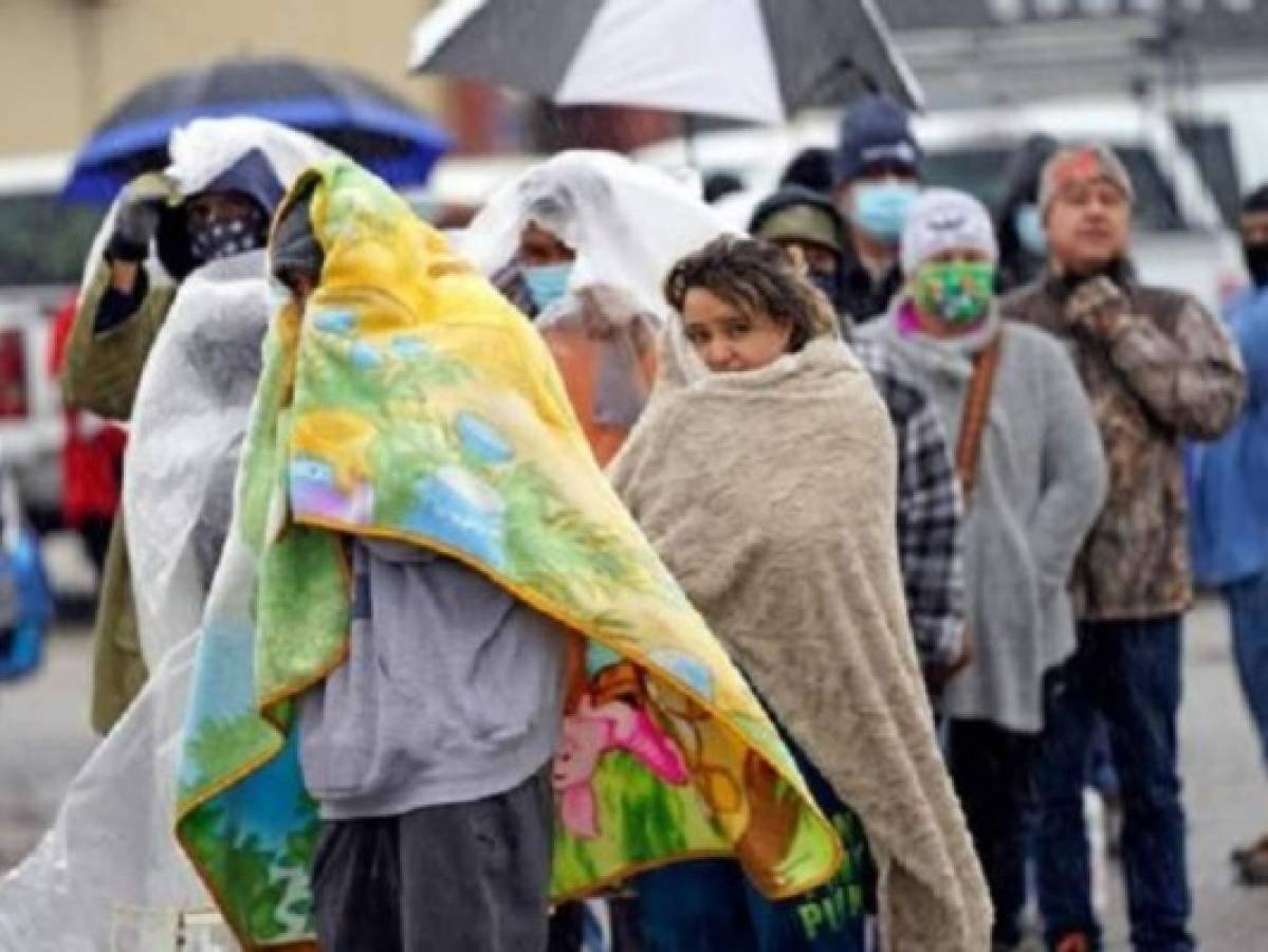 Hacen largas filas en Texas para conseguir agua potable durante frío polar  