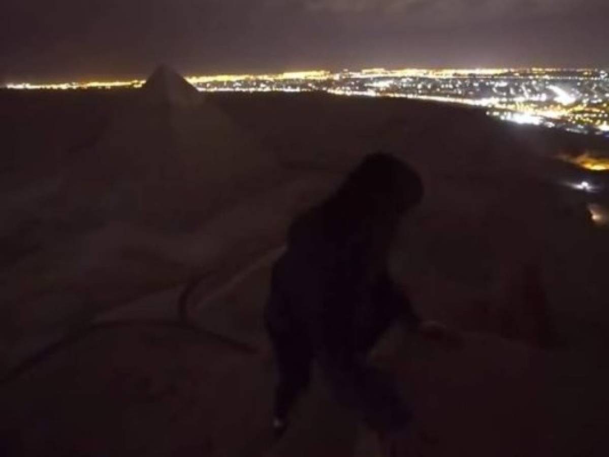 Pareja escala pirámide en Egipto y se desnuda al llegar a la cima