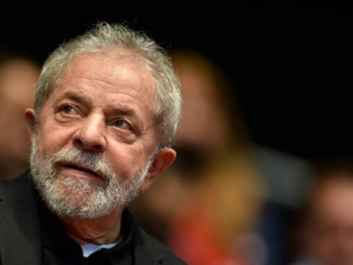 Policía brasileña allana la casa de Lula y lo lleva a declarar por fraude Petrobras