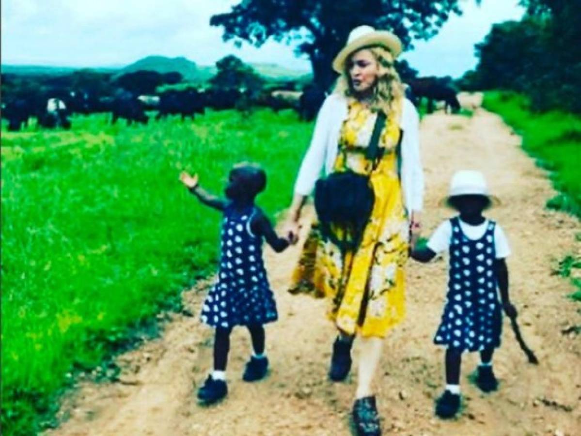 Madonna es criticada por 'perturbadora' foto de su hija con letrero de cocaína