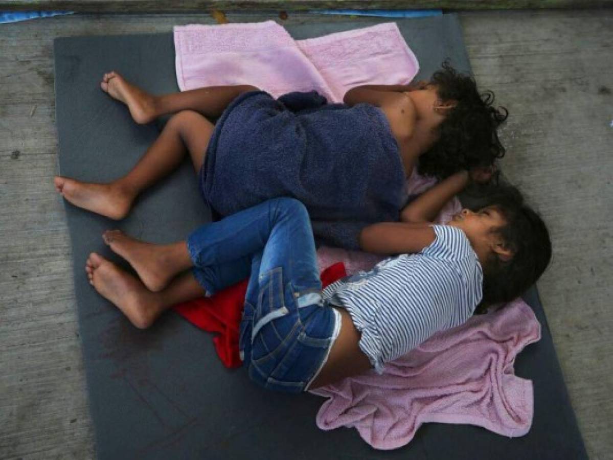 Niños migrantes duermen en un colchón en el piso del refugio para migrantes AMAR en Nuevo Laredo, México. Una ONG denunció que más de 900 niños han sido separados de sus familias en la frontera desde que un juez ordenó el año pasado que la práctica se redujera drásticamente. Foto: Agencia AP.