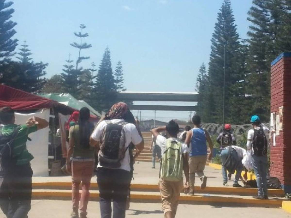 Honduras: Alumnos de secundaria realizan protesta en la UNAH