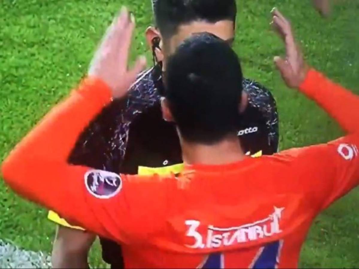 VIDEO: Arda Turan suspendido 16 partidos por haber agredido a un árbitro  