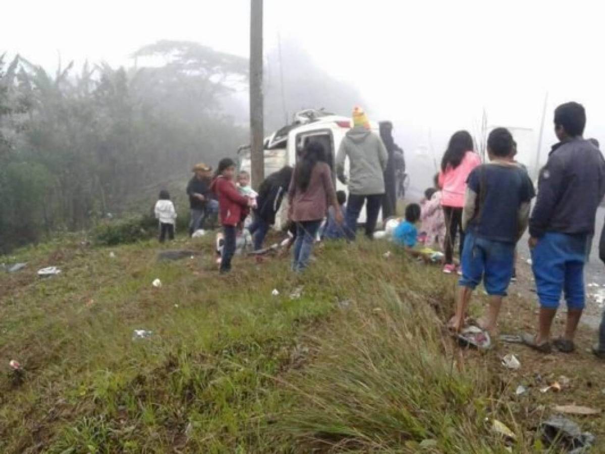 La Paz: 18 menores y tres adultos heridos en choque de bus contra un poste