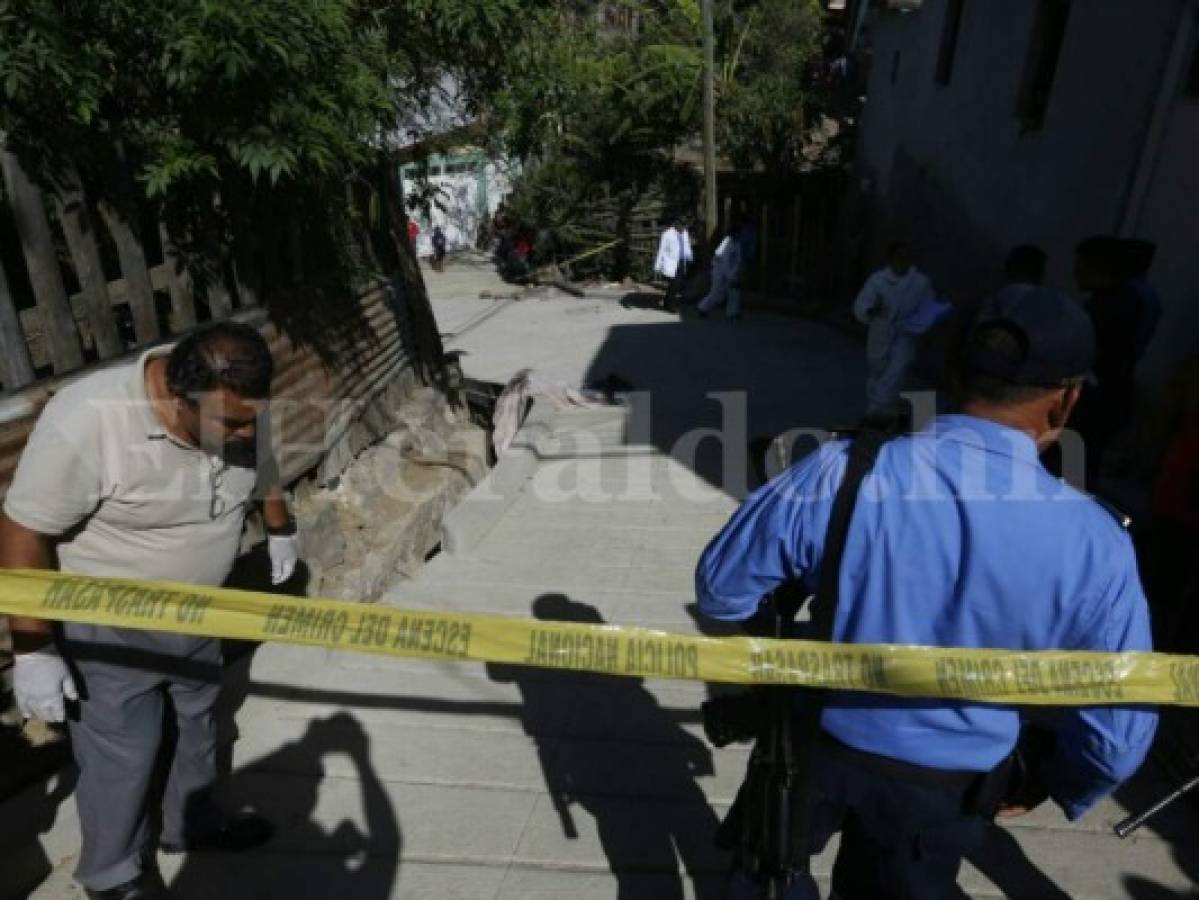 Autoridades policiales y de Medicina Forense se hicieron presente al lugar. (Foto: Estalin Irías / Sucesos EL HERALDO Honduras)