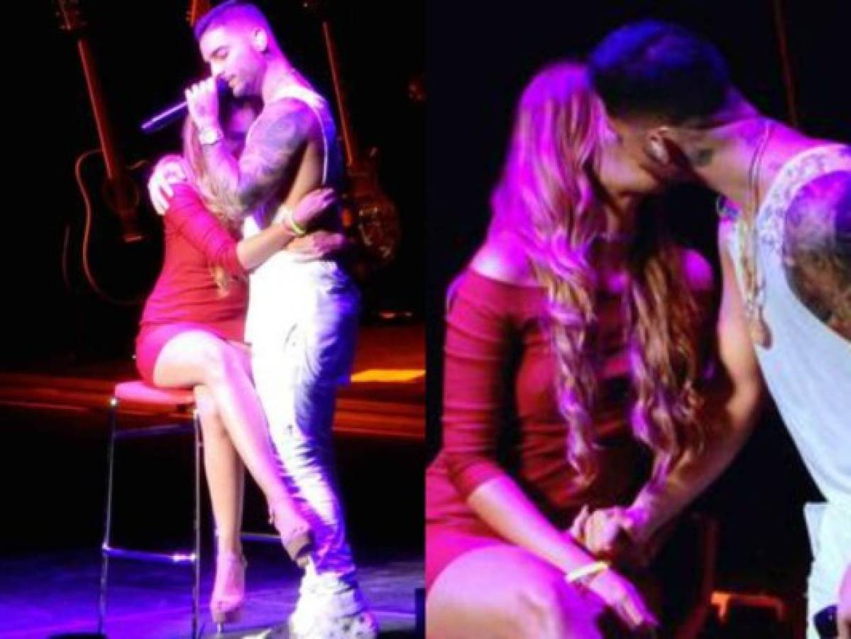 Maluma invitó a una fan a que subiera al escenario a la cual le cantó muy romántico y al terminar su canción, el cantante la besó en la boca de manera muy sensual.