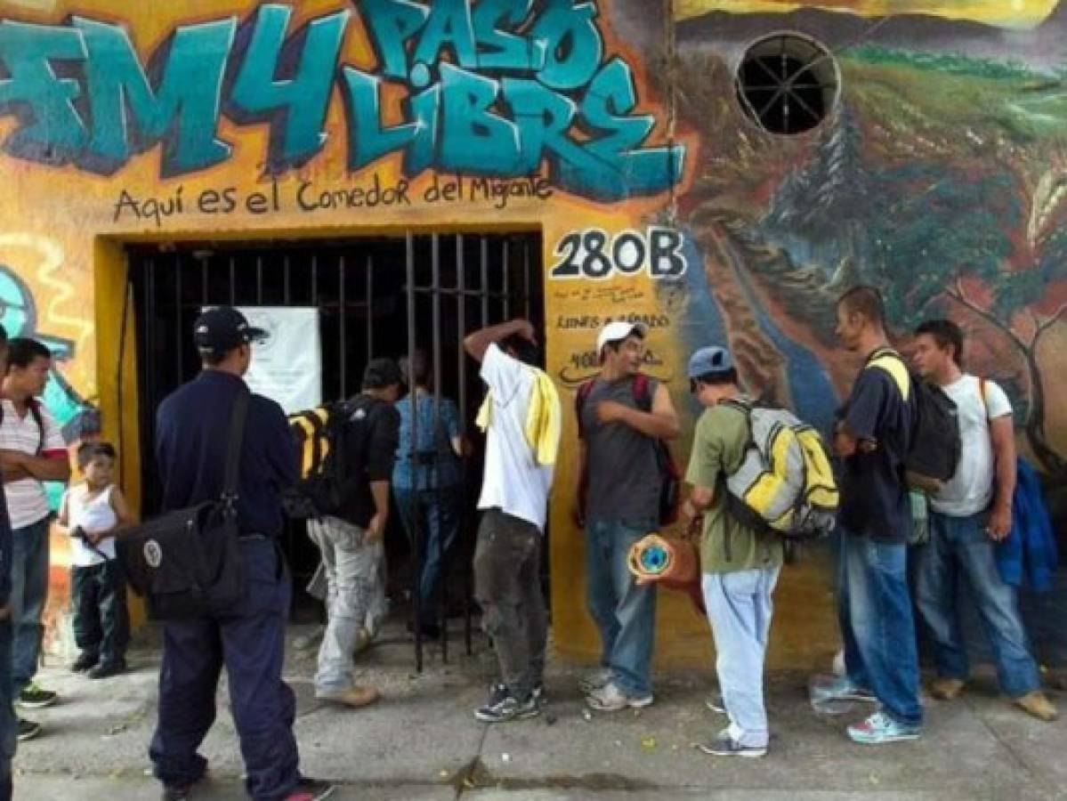 El lempira hondureño es testigo del viacrucis de los migrantes en un muro de billetes