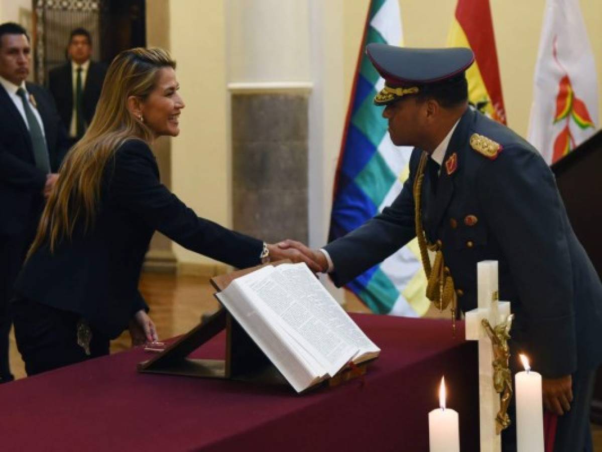 Presidenta de Bolivia nombra nueva cúpula militar y niega 'golpe'