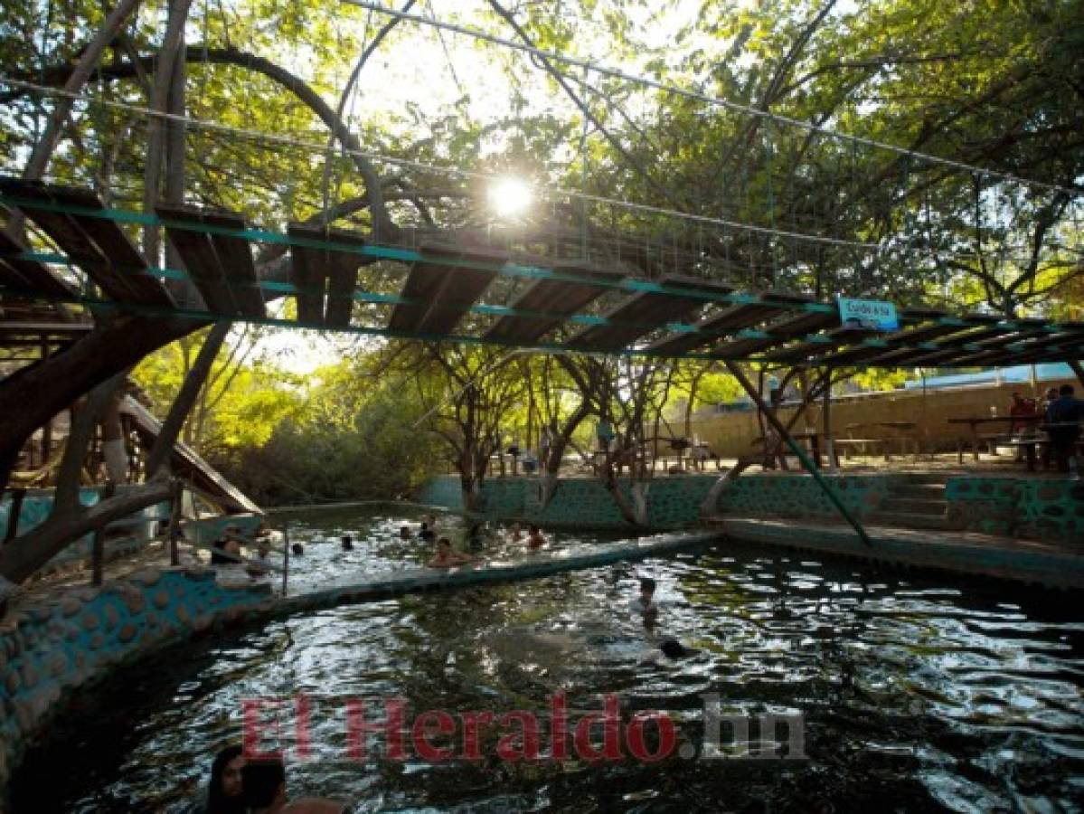 Nacaome. Este es el municipio más caluroso del sur, pero a los pobladores y turistas les encanta salir en busca de las famosas aguas termales que de alguna forma colman el calor que gobierna este rincón. Quienes deseen llegar a este sitio turístico solo deben dirigirse a la aldea El Rosario. Fotos: Honduras Tips.