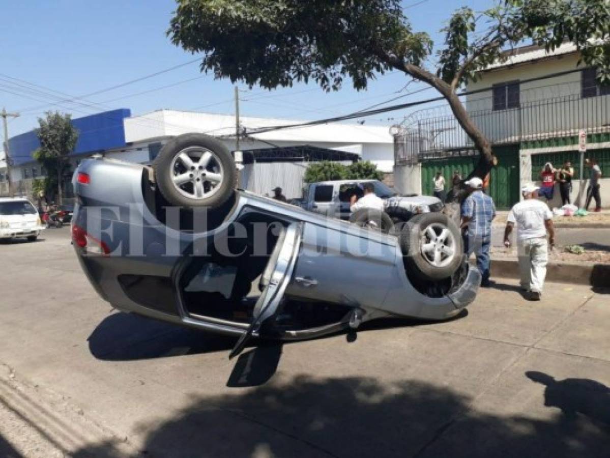 Empleado de car wash causa aparatoso accidente con camioneta de cliente en la capital de Honduras