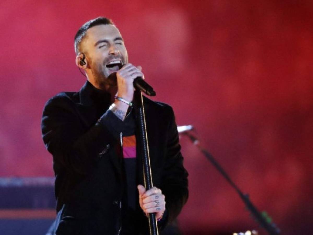 Adam Levine y Maroon 5 encienden el escenario en el medio tiempo del Super Bowl