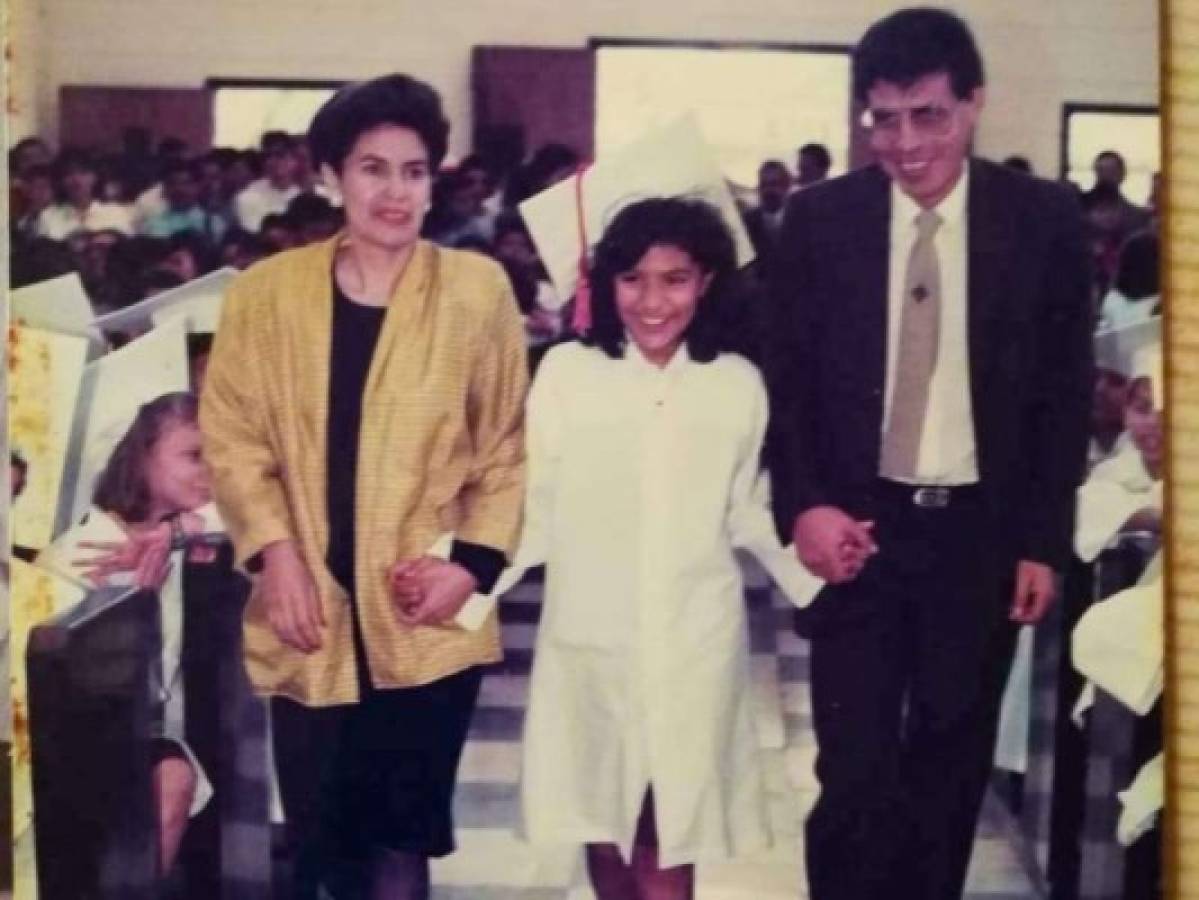 En la graduación de sexto grado, acompañada de su madre Belinda García y de su padre Juan Ramón Durán (reconocido periodista). Foto: Cortesía/El Heraldo