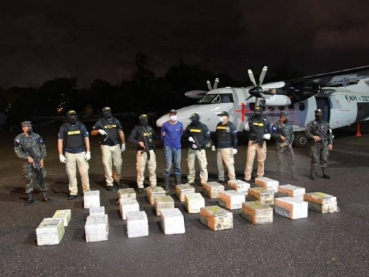 Llega a Tegucigalpa detenido que transportaba droga en avioneta en La Mosquitia