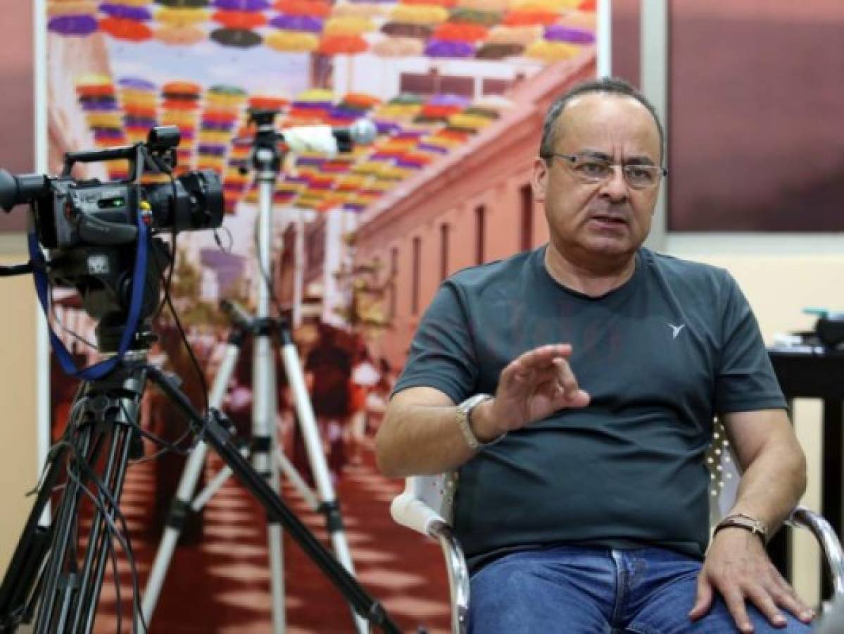 Octavio en el set de su programa 'Más que Noticias'. Foto: Marvin Salgado / El Heraldo.