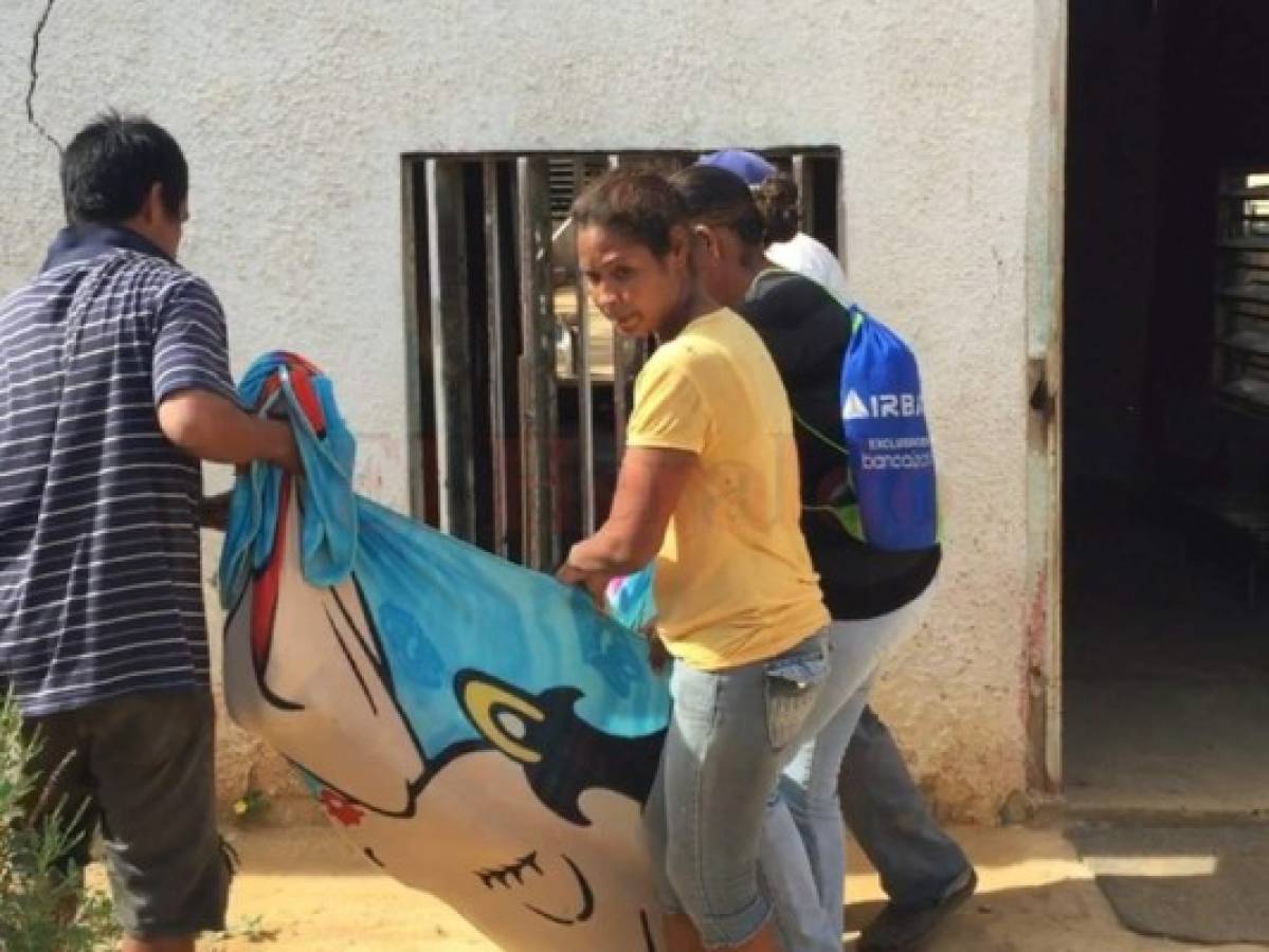 Venezolanos entre la agonía y la impotencia entierran a sus muertos en sus casas