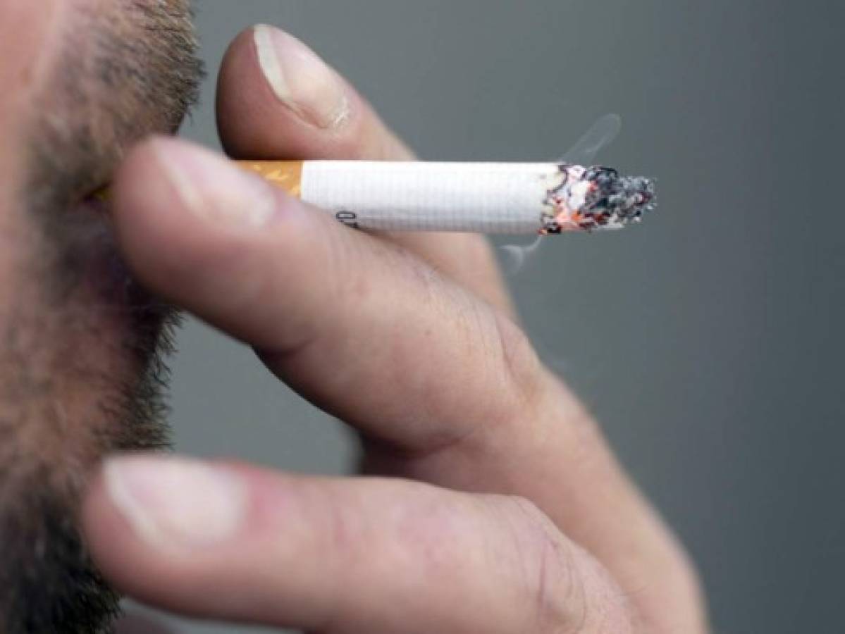 Fumar solo un cigarro al día también aumenta el riesgo de muerte prematura