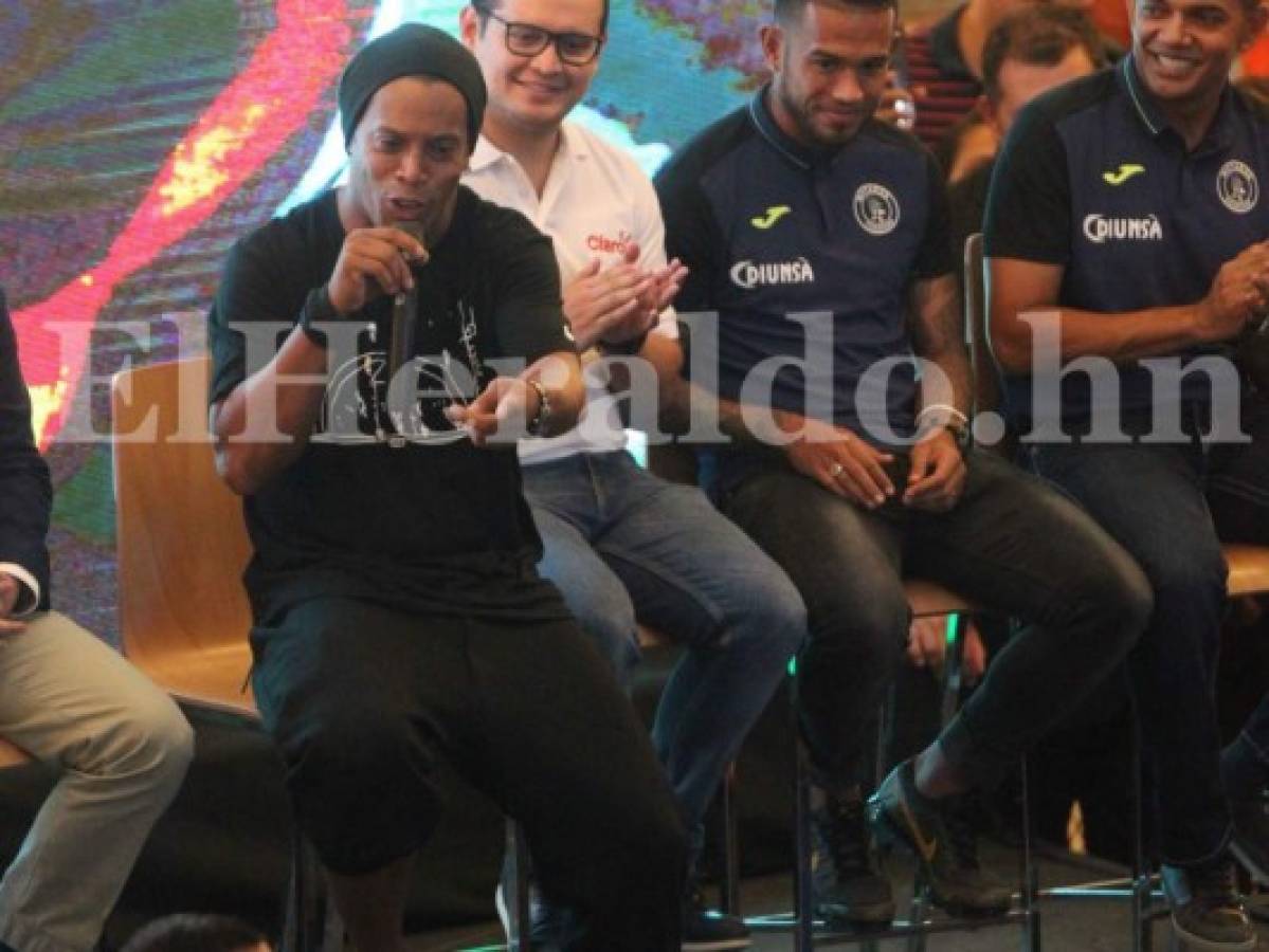Ronaldinho asegura que ya está 'viejo' para el fútbol durante conferencia en Tegucigalpa