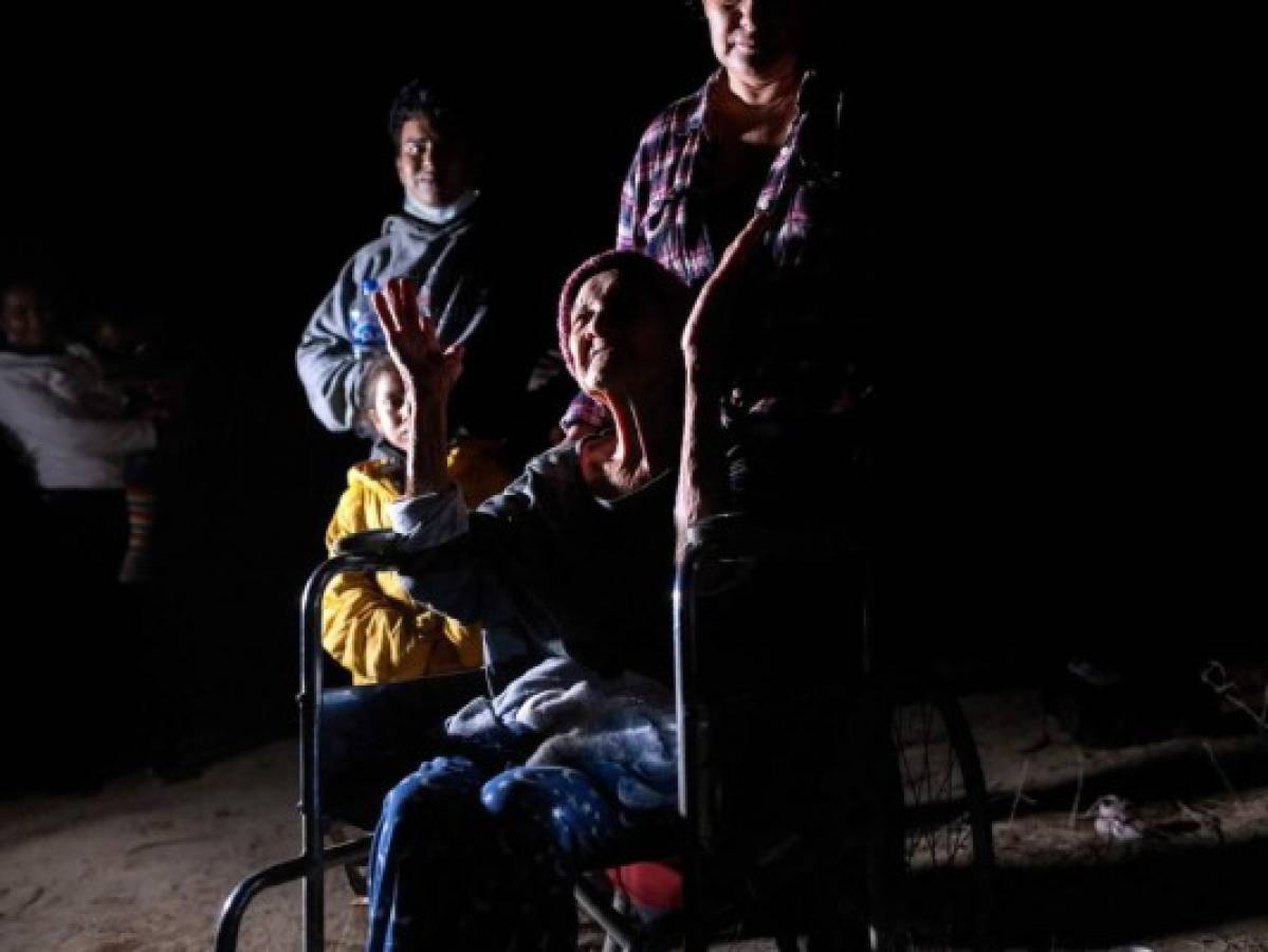 En silla de ruedas y a sus 93 años, hondureña cruza la frontera hacia EEUU