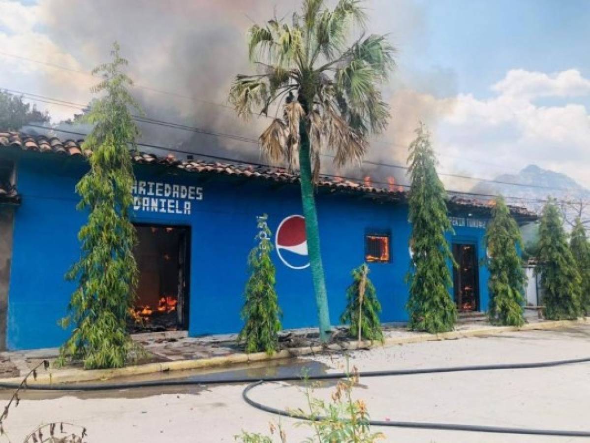 Incendio consume dos negocios en casa antigua de Texíguat, El Paraíso