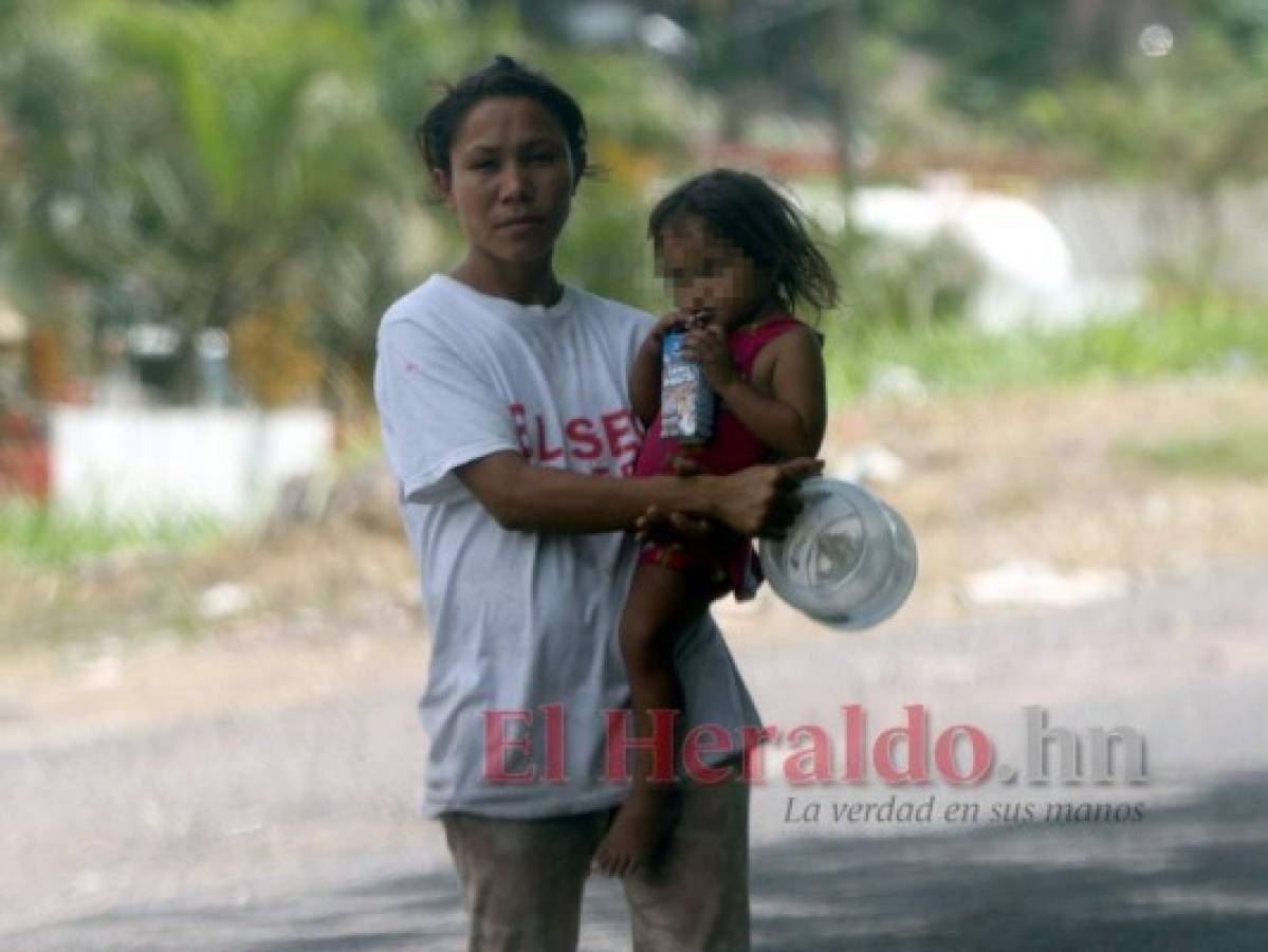 Niños que crecen entre vehículos y los brazos de sus madres