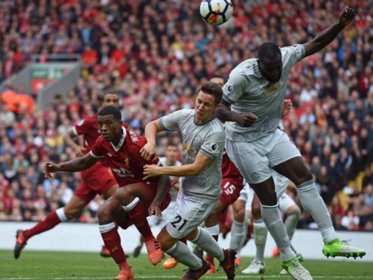 El Mánchester United líder provisional tras empatar 0-0 con el Liverpool