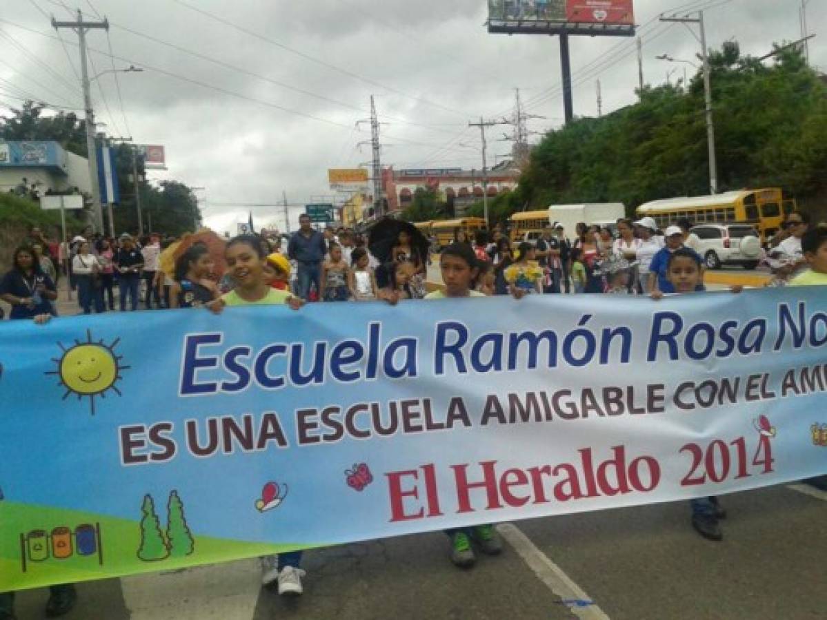 Alumnos de escuelas rinden tributo a Honduras en las calles de la capital