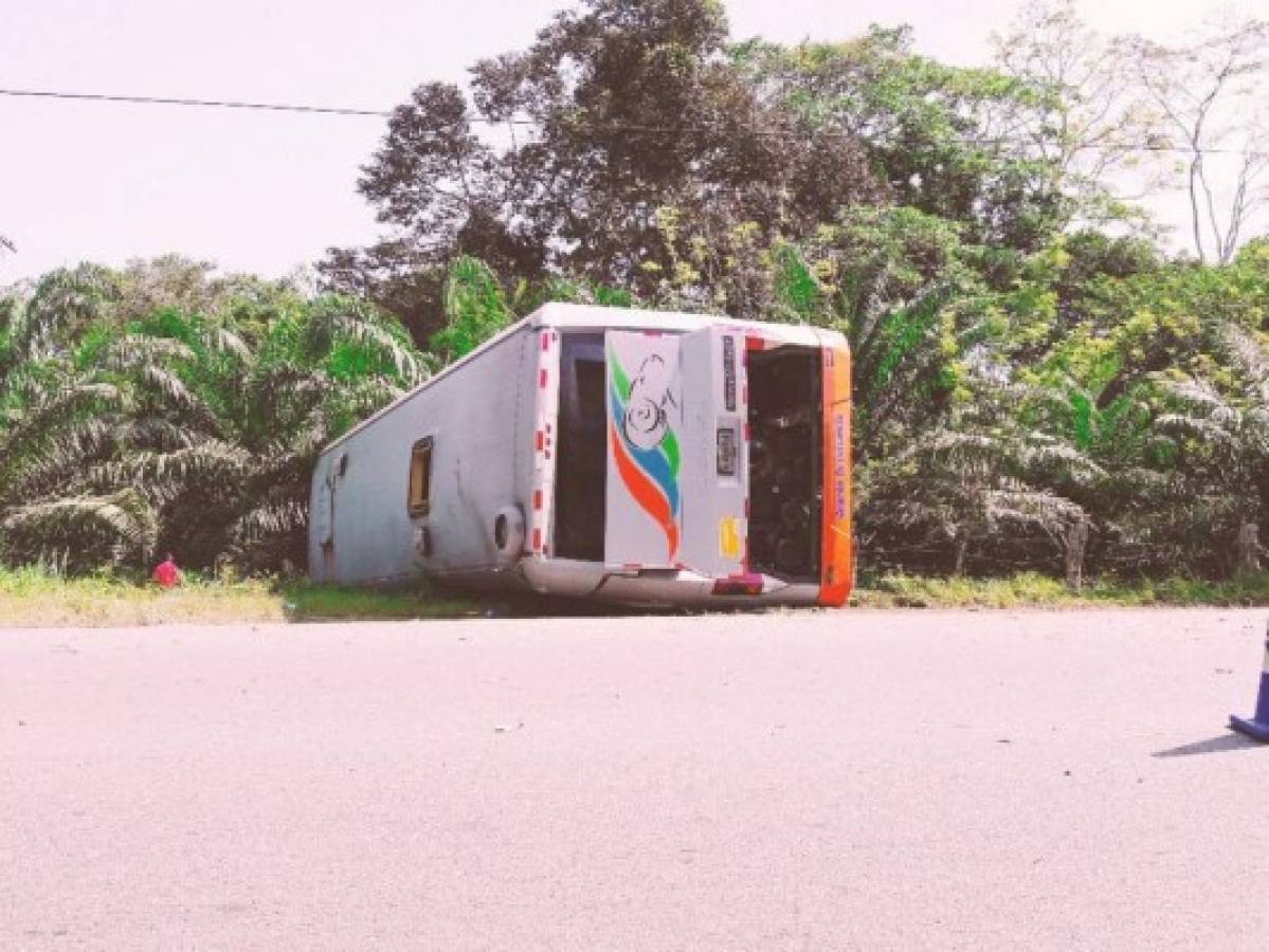 Un muerto y varios heridos deja accidente de bus interurbano en carretera a La Ceiba