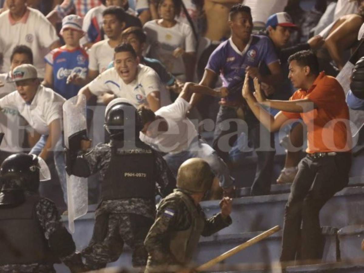 Barra que apoya a Olimpia burla los seis anillos de seguridad de la Policía