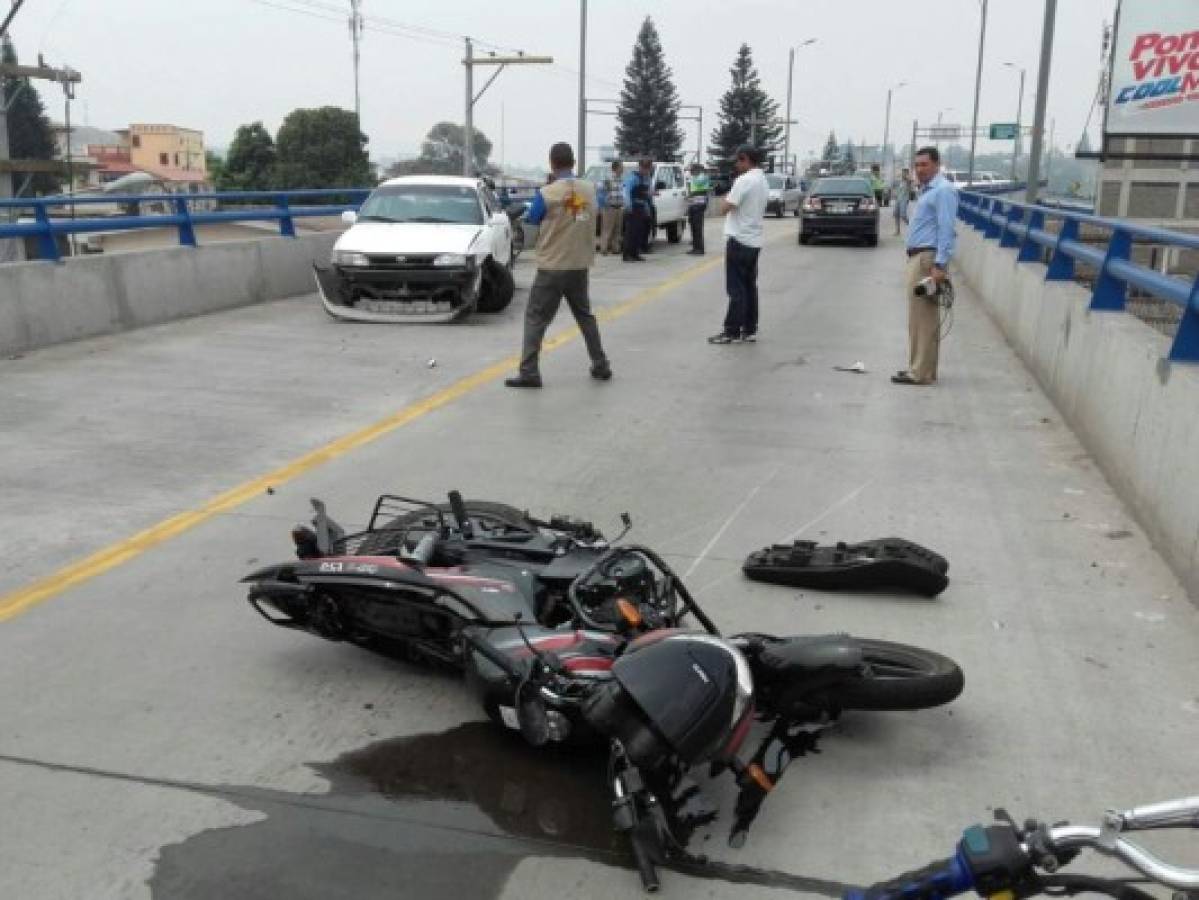 Fuerte choque entre taxi y motocicleta en nuevo puente aéreo de El Prado
