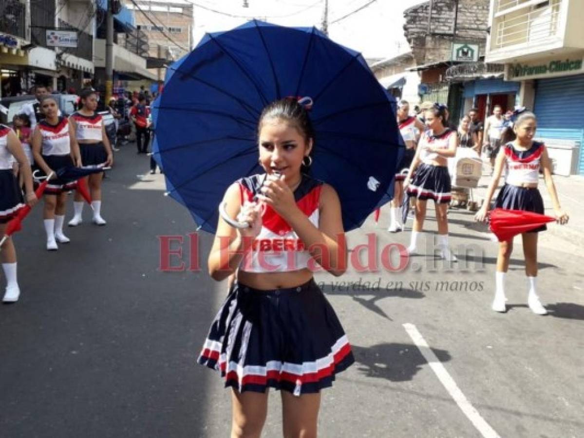 Fervor y alegría en desfiles de escuelas en la capital de Honduras