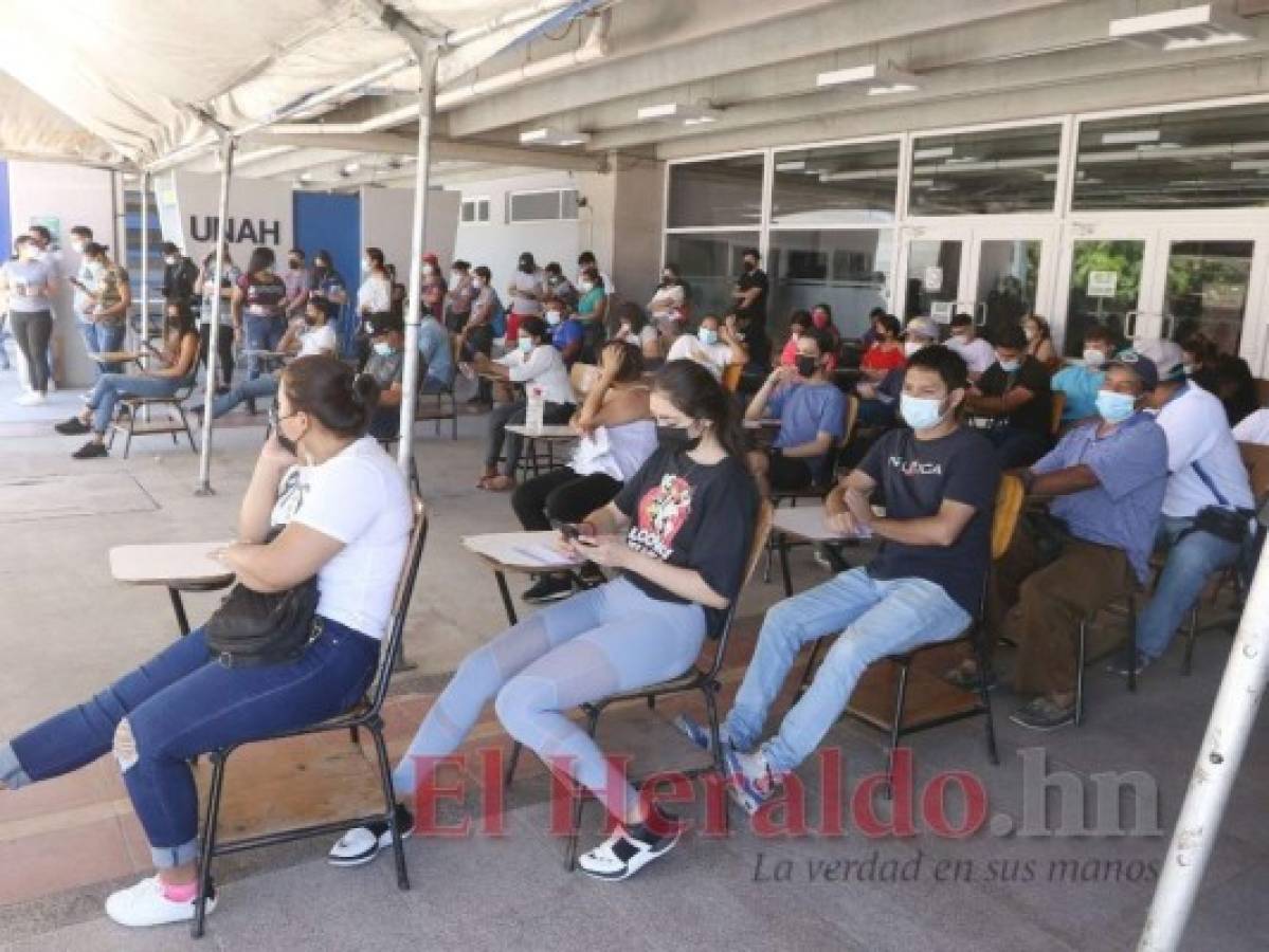 Masiva afluencia de adolescentes para vacunarse contra el covid-19