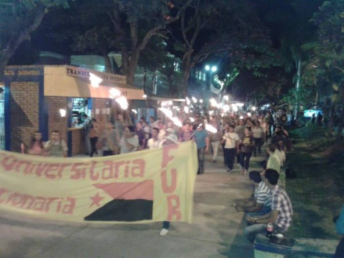 Honduras: Hasta con antorchas protestan contra el 70% en la UNAH