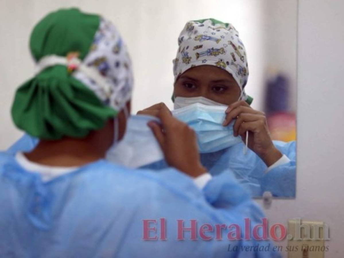 Las enfermeras se preparan con batas y gorros desechables que son parte de su uniforme durante la pandemia. Foto: Emilio Flores/El Heraldo