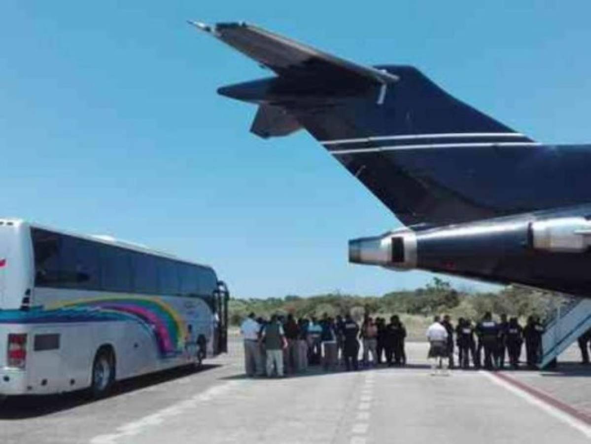 México retorna a 109 migrantes hondureños que viajaron en caravana