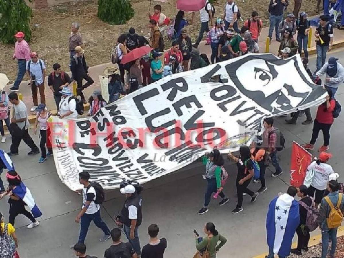 Los estudiantes se movilizaron cargando el pabellón nacional y varias mantas con leyendas de protesta. Foto: Alex Pérez/ EL HERALDO