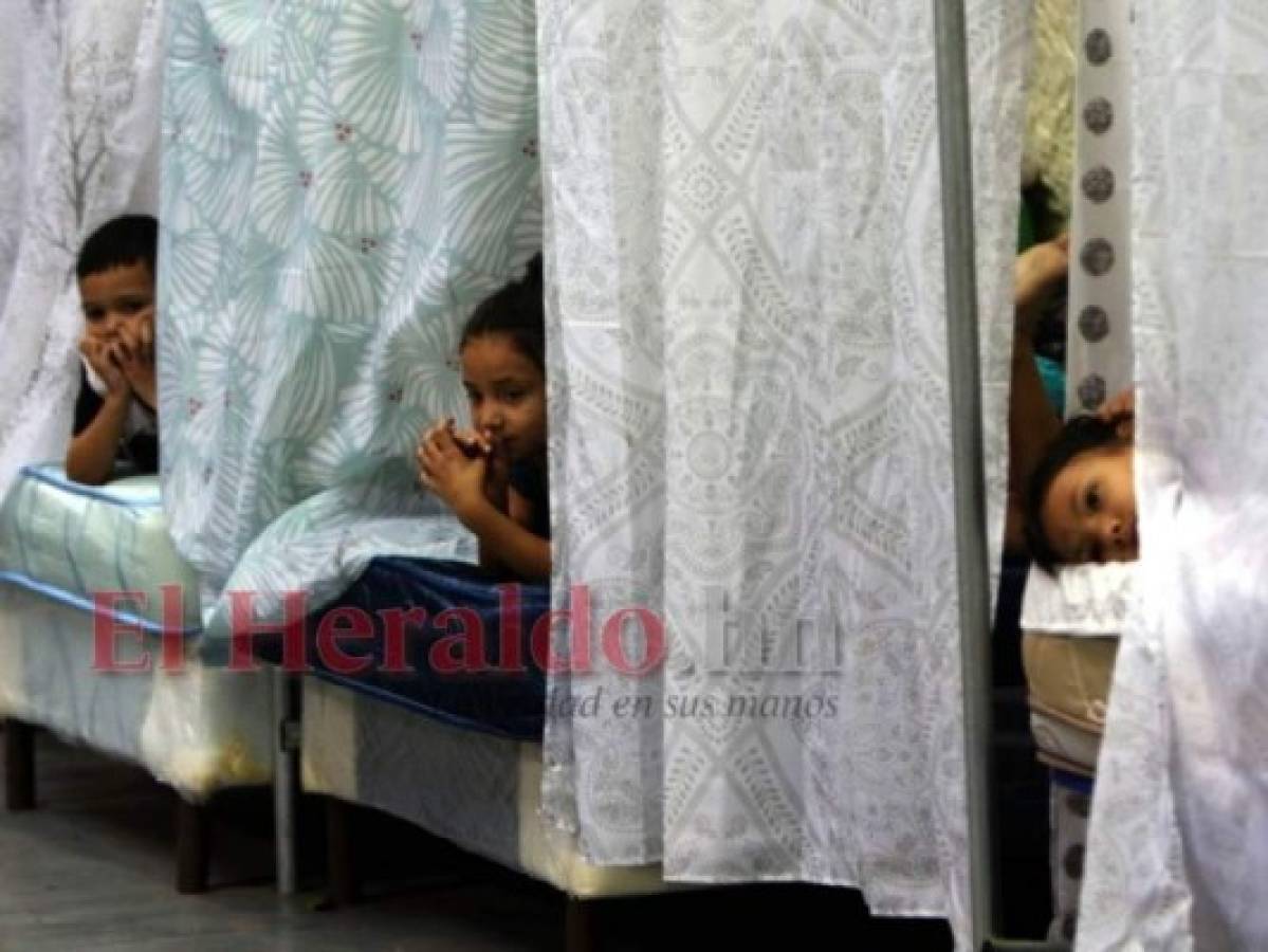 Varios niños damnificados descansan sobre las camas que les fueron asignadas. Las habitaciones temporales que comparten junto a su familia están divididas únicamente por cortinas. Foto: Johny Magallanes/ EL HERALDO.