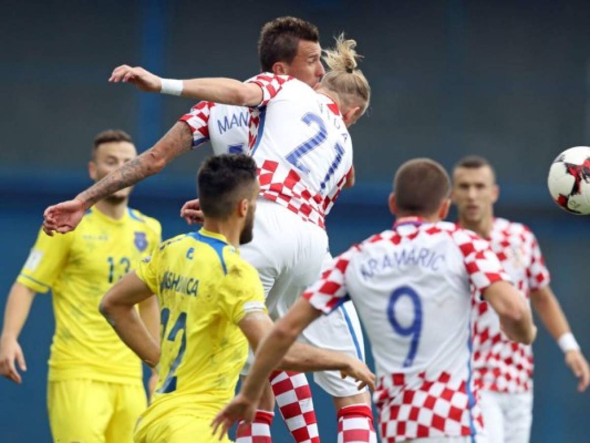 Croacia gana 1-0 a Kosovo en partido interrumpido el sábado por la lluvia