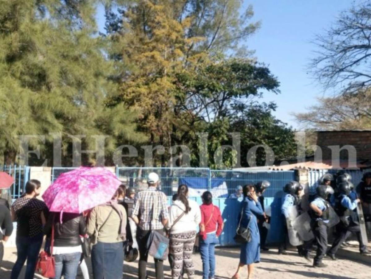 Honduras: Instalaciones de la Departamental de Educación amanecen tomadas