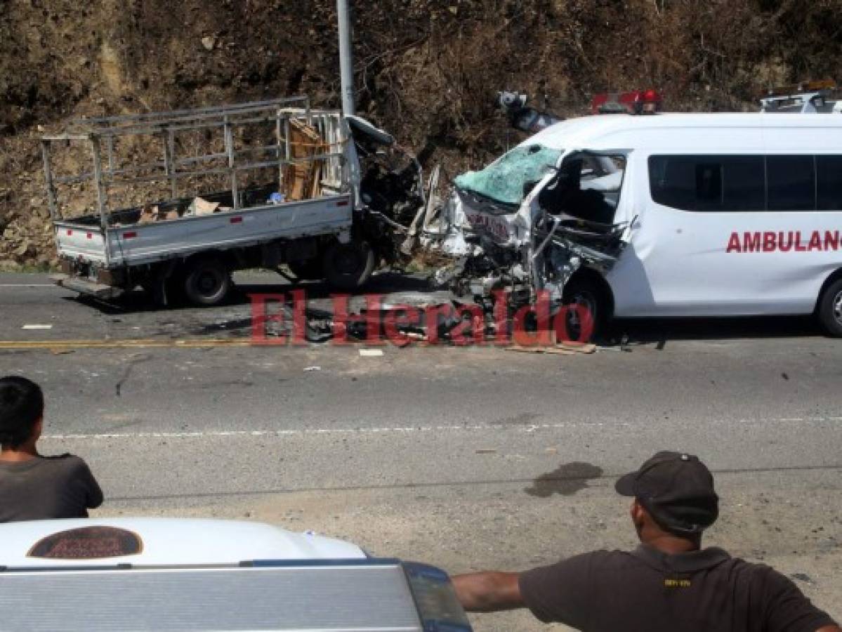 Dos muertos y 15 heridos deja un choque de camión y ambulancia