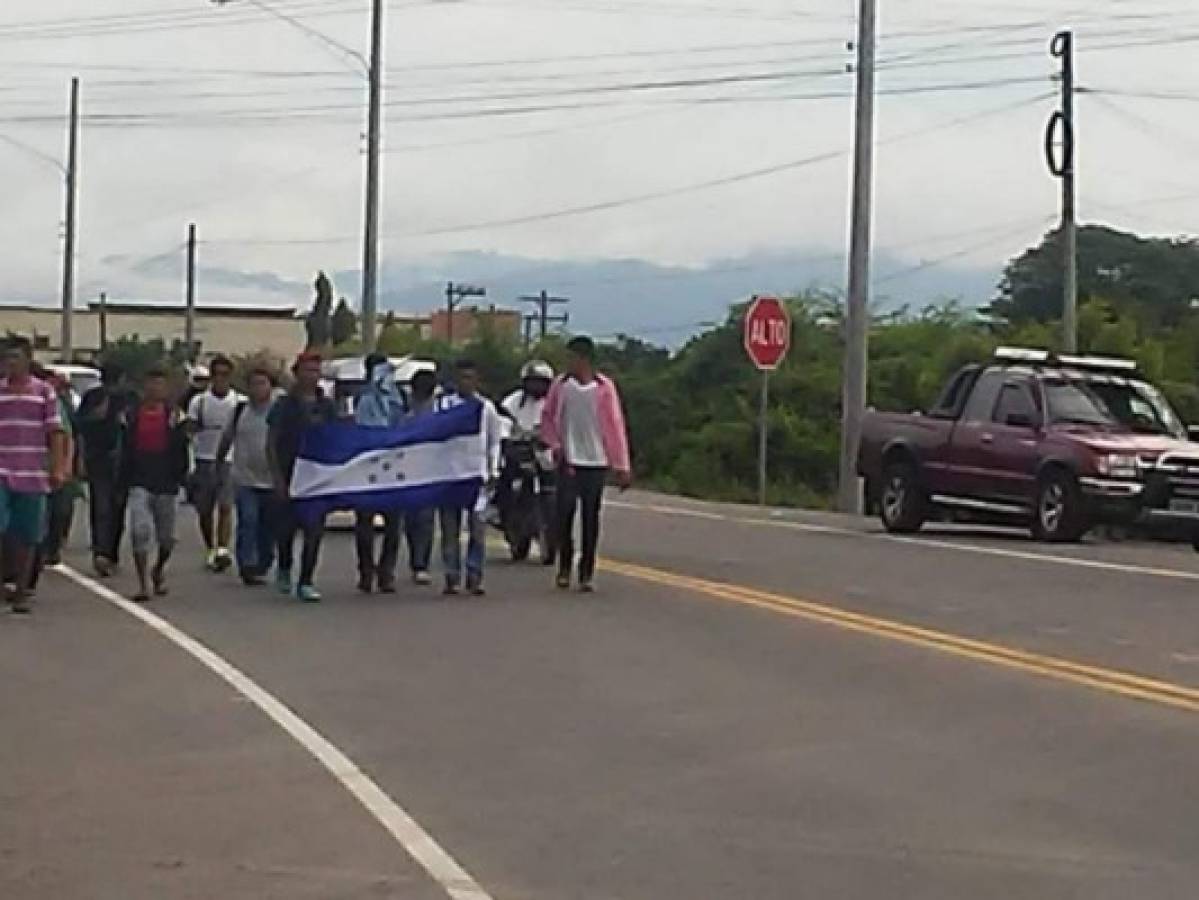 Nuevo grupo de hondureños sale de la zona sur para unirse a caravana migrante