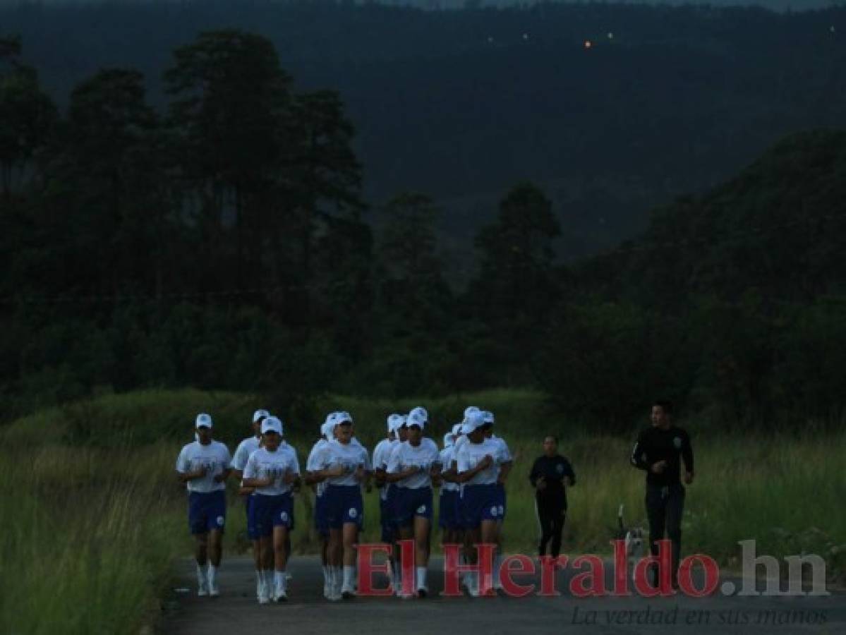 Manchas corre detrás de los instructores.