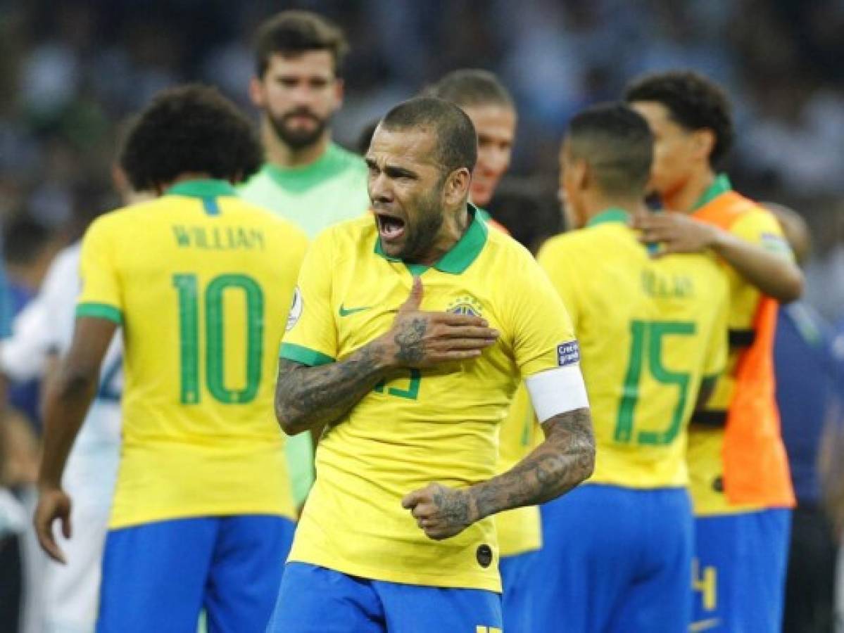 Dani Alves secunda críticas de Messi al árbitro del Argentina-Brasil 
