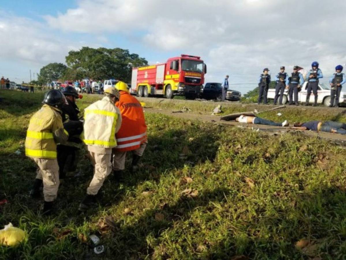 El Cuerpo de Bomberos rescatando los cadáveres de las personas que perdieron la vida en el accidente.