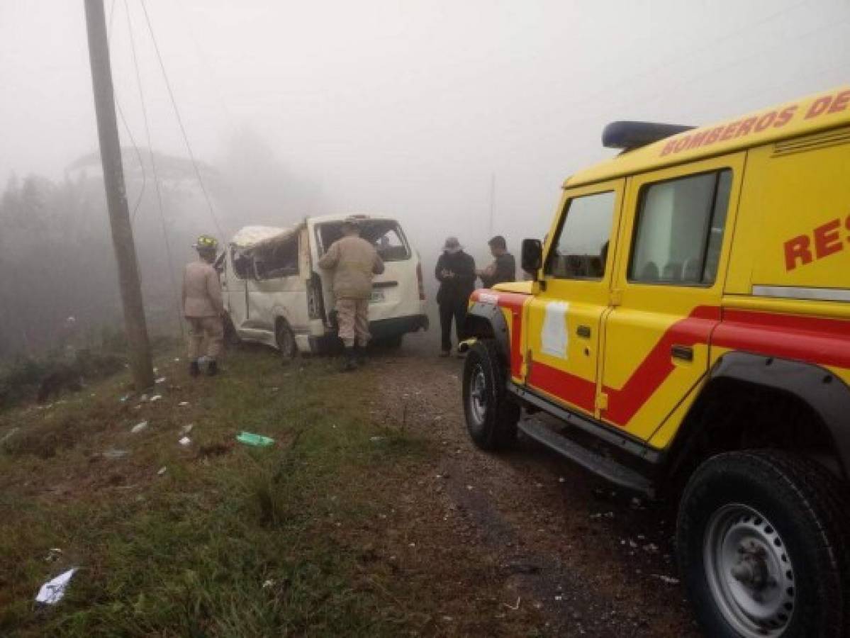 La Paz: 18 menores y tres adultos heridos en choque de bus contra un poste